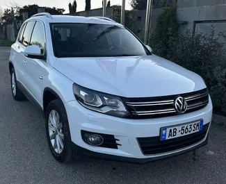 Vista frontale di un noleggio Volkswagen Tiguan a Tirana, Albania ✓ Auto #11871. ✓ Cambio Automatico TM ✓ 0 recensioni.