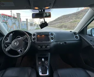 Volkswagen Tiguan 2015 disponibile per il noleggio a Tirana, con limite di chilometraggio di illimitato.
