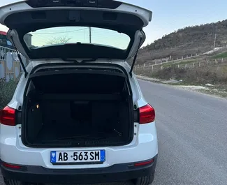 Noleggio Volkswagen Tiguan. Auto Comfort, Crossover per il noleggio in Albania ✓ Cauzione di Deposito di 100 EUR ✓ Opzioni assicurative RCT, SCDW, FDW, Furto, All'estero.