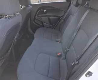 Kia Rio 2012 disponibile per il noleggio all'aeroporto di Tirana, con limite di chilometraggio di 500 km/giorno.