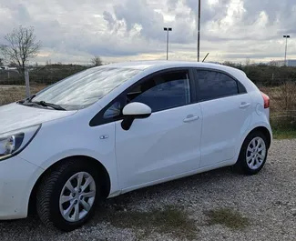 Vista frontale di un noleggio Kia Rio all'aeroporto di Tirana, Albania ✓ Auto #11861. ✓ Cambio Manuale TM ✓ 0 recensioni.