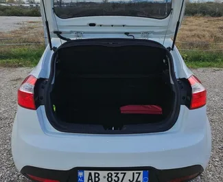 Interni di Kia Rio in affitto in Albania. Un'ottima auto da 5 posti con cambio Manuale.