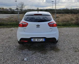 Noleggio Kia Rio. Auto Economica, Comfort per il noleggio in Albania ✓ Cauzione di Deposito di 50 EUR ✓ Opzioni assicurative RCT, All'estero.