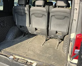 Interni di Mercedes-Benz Vito in affitto in Georgia. Un'ottima auto da 8 posti con cambio Automatico.