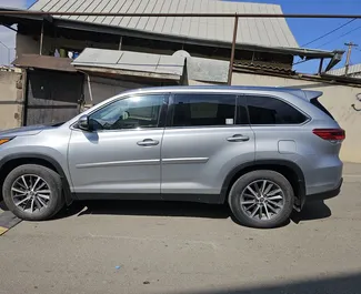 Vista frontale di un noleggio Toyota Highlander a Tbilisi, Georgia ✓ Auto #2227. ✓ Cambio Automatico TM ✓ 3 recensioni.