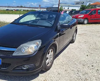 Vista frontale di un noleggio Opel Astra CC all'aeroporto di Tirana, Albania ✓ Auto #10126. ✓ Cambio Manuale TM ✓ 0 recensioni.