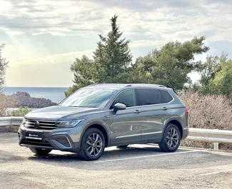 Vista frontale di un noleggio Volkswagen Tiguan a Budva, Montenegro ✓ Auto #11899. ✓ Cambio Automatico TM ✓ 0 recensioni.