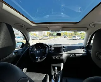 Noleggio Volkswagen Tiguan. Auto Comfort, Crossover per il noleggio in Albania ✓ Cauzione di Deposito di 200 EUR ✓ Opzioni assicurative RCT.