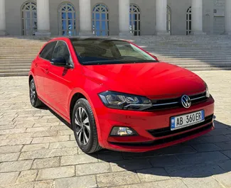 Vista frontale di un noleggio Volkswagen Polo all'aeroporto di Tirana, Albania ✓ Auto #11501. ✓ Cambio Automatico TM ✓ 0 recensioni.