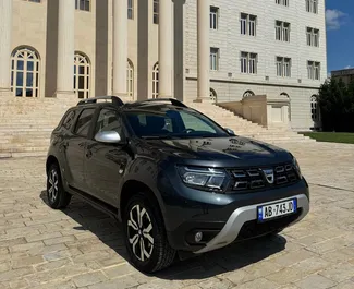 Vista frontale di un noleggio Dacia Duster all'aeroporto di Tirana, Albania ✓ Auto #11504. ✓ Cambio Manuale TM ✓ 0 recensioni.