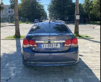 Chevrolet Cruze 2015 disponibile per il noleggio all'aeroporto di Kutaisi, con limite di chilometraggio di illimitato.