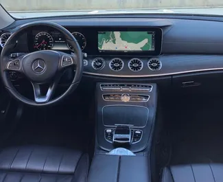 Interni di Mercedes-Benz E-Class Cabrio in affitto in Montenegro. Un'ottima auto da 2 posti con cambio Automatico.