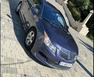 Noleggio auto Chevrolet Cruze 2015 in Georgia, con carburante Benzina e 190 cavalli di potenza ➤ A partire da 95 GEL al giorno.