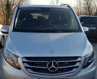 Vista frontale di un noleggio Mercedes-Benz Vito Tourer Pro all'aeroporto di Kutaisi, Georgia ✓ Auto #12028. ✓ Cambio Automatico TM ✓ 0 recensioni.