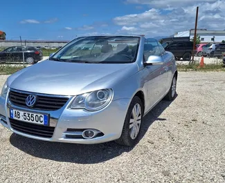 Vista frontale di un noleggio Volkswagen Eos all'aeroporto di Tirana, Albania ✓ Auto #10123. ✓ Cambio Manuale TM ✓ 0 recensioni.