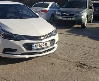 Vista frontale di un noleggio Chevrolet Cruze all'aeroporto di Kutaisi, Georgia ✓ Auto #12027. ✓ Cambio Automatico TM ✓ 0 recensioni.