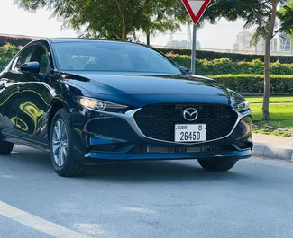 Vista frontale di un noleggio Mazda 3 a Dubai, Emirati Arabi Uniti ✓ Auto #11892. ✓ Cambio Automatico TM ✓ 0 recensioni.