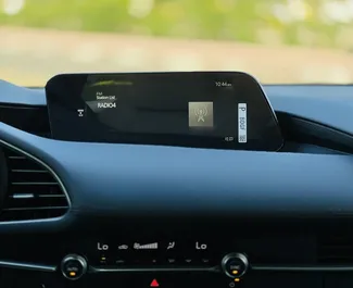 Interni di Mazda 3 in affitto negli Emirati Arabi Uniti. Un'ottima auto da 5 posti con cambio Automatico.
