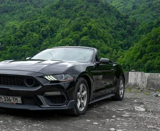 Vista frontale di un noleggio Ford Mustang Cabrio a Batumi, Georgia ✓ Auto #12047. ✓ Cambio Automatico TM ✓ 0 recensioni.