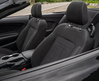 Noleggio auto Ford Mustang Cabrio 2018 in Georgia, con carburante Benzina e 315 cavalli di potenza ➤ A partire da 184 GEL al giorno.