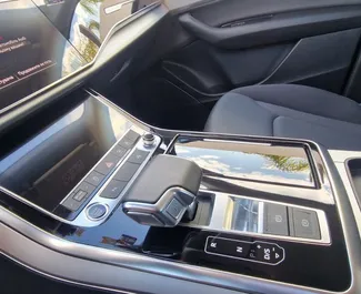 Interni di Audi Q7 in affitto in Spagna. Un'ottima auto da 5 posti con cambio Automatico.