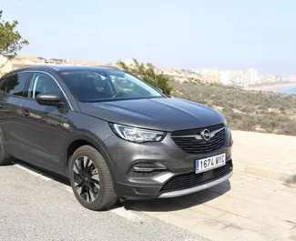 Vista frontale di un noleggio Opel Grandland X ad Alicante, Spagna ✓ Auto #11725. ✓ Cambio Automatico TM ✓ 0 recensioni.