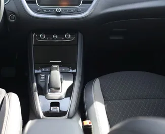 Opel Grandland X 2021 disponibile per il noleggio ad Alicante, con limite di chilometraggio di 200 km/giorno.
