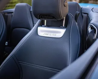 Mercedes-Benz SLK Cabrio 2025 disponibile per il noleggio ad Alicante, con limite di chilometraggio di 150 km/giorno.