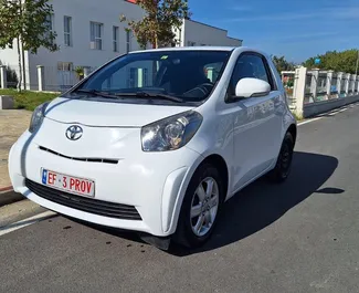 Vista frontale di un noleggio Toyota Iq all'aeroporto di Tirana, Albania ✓ Auto #11925. ✓ Cambio Manuale TM ✓ 0 recensioni.