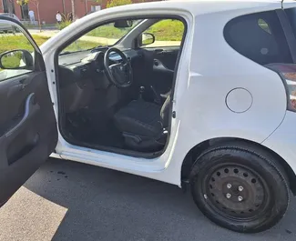 Toyota Iq 2010 disponibile per il noleggio all'aeroporto di Tirana, con limite di chilometraggio di illimitato.