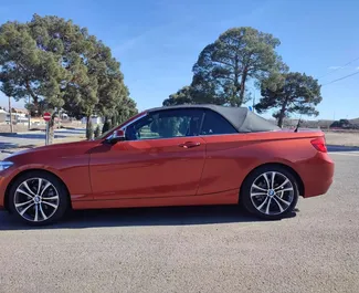 Interni di BMW 230xi Cabrio in affitto in Georgia. Un'ottima auto da 4 posti con cambio Automatico.