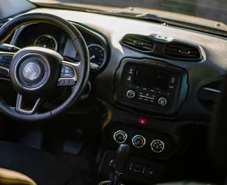 Interni di Jeep Renegade in affitto in Georgia. Un'ottima auto da 5 posti con cambio Automatico.