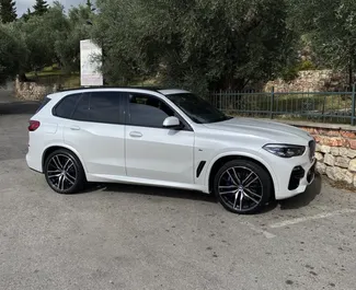 BMW X5 2022 disponibile per il noleggio in Becici, con limite di chilometraggio di illimitato.