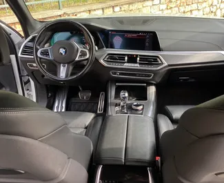 Interni di BMW X5 in affitto in Montenegro. Un'ottima auto da 5 posti con cambio Automatico.
