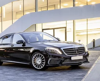 Vista frontale di un noleggio Mercedes-Benz S-Class a Baku, Azerbaigian ✓ Auto #11973. ✓ Cambio Automatico TM ✓ 0 recensioni.