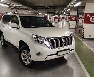 Vista frontale di un noleggio Toyota Land Cruiser Prado a Baku, Azerbaigian ✓ Auto #12181. ✓ Cambio Automatico TM ✓ 0 recensioni.