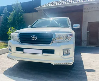 Vista frontale di un noleggio Toyota Land Cruiser 200 a Baku, Azerbaigian ✓ Auto #12183. ✓ Cambio Automatico TM ✓ 0 recensioni.