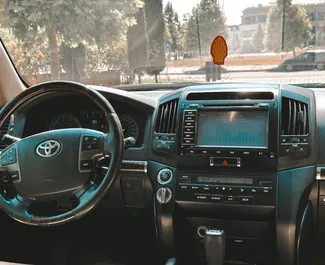 Noleggio auto Toyota Land Cruiser 200 2015 in Azerbaigian, con carburante Benzina e 282 cavalli di potenza ➤ A partire da 100 AZN al giorno.