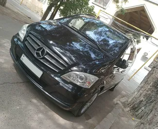 Vista frontale di un noleggio Mercedes-Benz Viano a Baku, Azerbaigian ✓ Auto #12192. ✓ Cambio Automatico TM ✓ 0 recensioni.