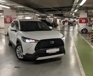 Vista frontale di un noleggio Toyota Corolla Cross a Baku, Azerbaigian ✓ Auto #12184. ✓ Cambio Automatico TM ✓ 0 recensioni.
