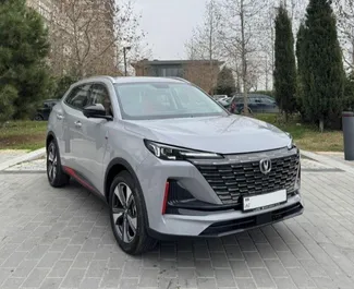 Vista frontale di un noleggio Changan CS55 Plus a Baku, Azerbaigian ✓ Auto #12185. ✓ Cambio Automatico TM ✓ 0 recensioni.