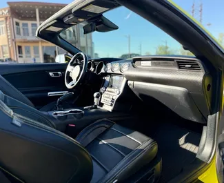 Motore Benzina da 2,3L di Ford Mustang Cabrio 2022 per il noleggio a Tbilisi.