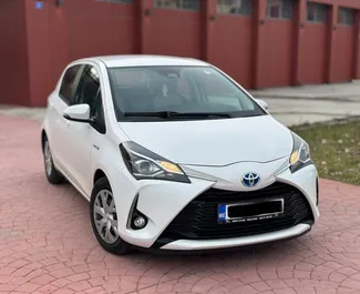 Vista frontale di un noleggio Toyota Yaris in Becici, Montenegro ✓ Auto #10337. ✓ Cambio Automatico TM ✓ 1 recensioni.