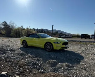 Ford Mustang Cabrio 2022 disponibile per il noleggio a Tbilisi, con limite di chilometraggio di 200 km/giorno.