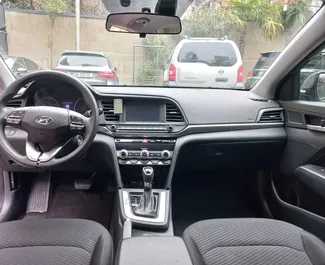 Vista frontale di un noleggio Hyundai Elantra all'aeroporto di Tbilisi, Georgia ✓ Auto #12222. ✓ Cambio Automatico TM ✓ 0 recensioni.
