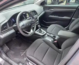 Interni di Hyundai Elantra in affitto in Georgia. Un'ottima auto da 4 posti con cambio Automatico.