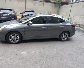 Hyundai Elantra 2019 con sistema A trazione anteriore, disponibile all'aeroporto di Tbilisi.