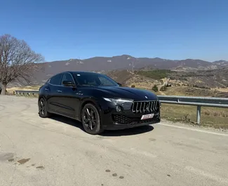 Vista frontale di un noleggio Maserati Levante S a Tbilisi, Georgia ✓ Auto #12382. ✓ Cambio Automatico TM ✓ 0 recensioni.