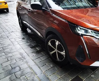 Peugeot 5008 2024 disponibile per il noleggio a Istanbul, con limite di chilometraggio di 250 km/giorno.