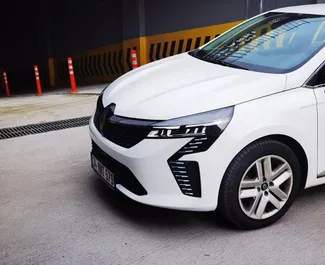 Vista frontale di un noleggio Renault Clio 5 a Istanbul, Turchia ✓ Auto #12344. ✓ Cambio Automatico TM ✓ 0 recensioni.